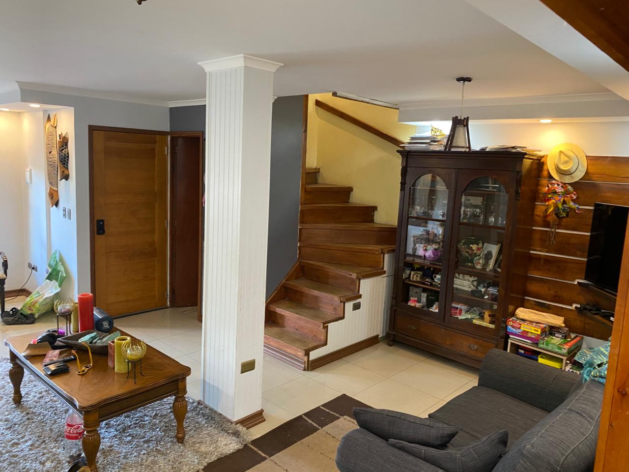 Casa de dos pisos con ampliaciones